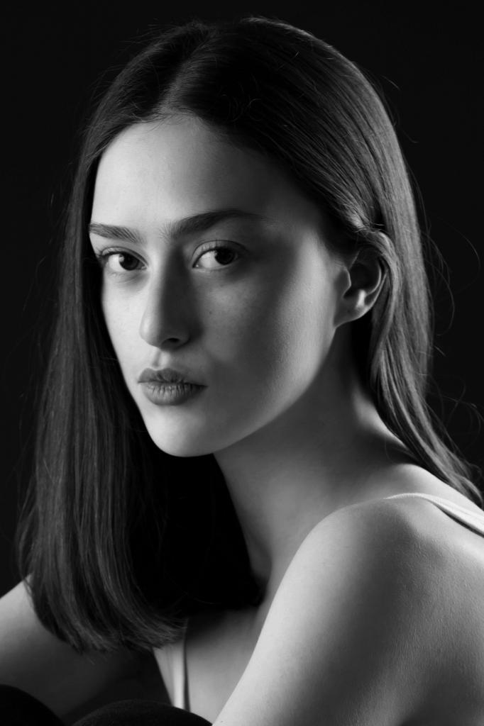 /web/published/contacts/16357/portfolio/IMG_5216portraitbw.jpg